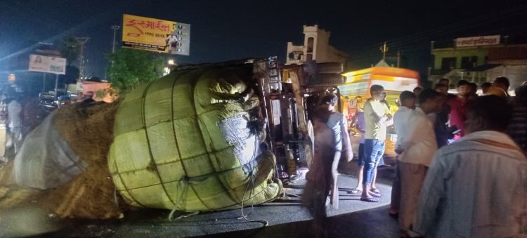 बड़हलगंज के पटना चौराहे पर अनियंत्रित ट्रक पलटा, तीन घायल; एक की हालत गंभीर