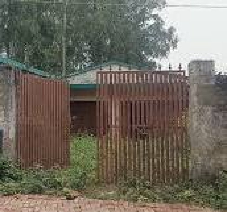 18 साल से पंचायत भवन बंद, इमारत बनी खंडहर, झोले में चलता है गांव का लेखा-जोखा