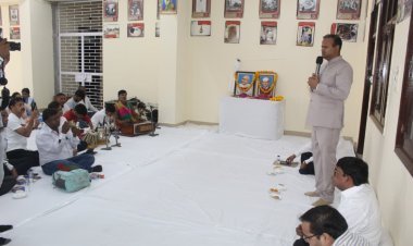 आजमगढ़ कलेक्ट्रेट में गांधी-शास्त्री जयंती पर श्रद्धांजलि, जिलाधिकारी रविंद्र कुमार ने प्रतिमाओं पर अर्पित की पुष्पांजलि