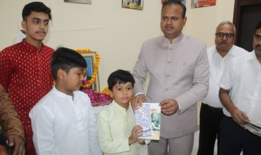 आजमगढ़ में गांधी-शास्त्री की जीवनी पुस्तकों का वितरण, डीएम रविंद्र कुमार ने छात्र-छात्राओं को बताए महान विभूतियों के आदर्श