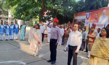 आजमगढ़ में महिला सशक्तिकरण का संदेश, मंडलायुक्त की मौजूदगी में महिला अधिकारियों ने किया ध्वजारोहण