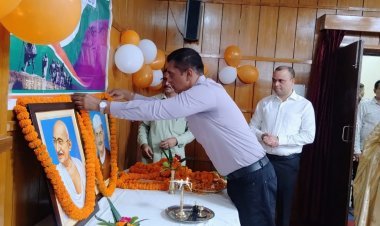 गांधी-शास्त्री जयंती पर मंडलायुक्त ने प्रतिमाओं पर अर्पित की पुष्पांजलि