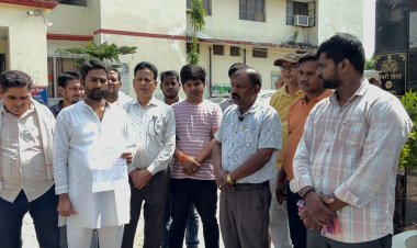 आपत्तिजनक गीत के विरोध में नाई समाज ने थाने में सौंपा ज्ञापन