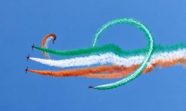 काशी के आसमान में शौर्य की उड़ान, गंगा के घाटों पर उमड़ा जनसैलाब; राफेल-सुखोई के करतब देख रोमांचित हुए लाखों लोग