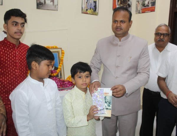 आजमगढ़ में गांधी-शास्त्री की जीवनी पुस्तकों का वितरण, डीएम रविंद्र कुमार ने छात्र-छात्राओं को बताए महान विभूतियों के आदर्श