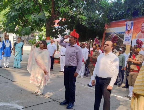 आजमगढ़ में महिला सशक्तिकरण का संदेश, मंडलायुक्त की मौजूदगी में महिला अधिकारियों ने किया ध्वजारोहण