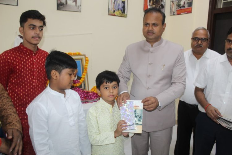 आजमगढ़ में गांधी-शास्त्री की जीवनी पुस्तकों का वितरण, डीएम रविंद्र कुमार ने छात्र-छात्राओं को बताए महान विभूतियों के आदर्श