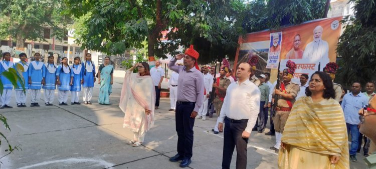 आजमगढ़ में महिला सशक्तिकरण का संदेश, मंडलायुक्त की मौजूदगी में महिला अधिकारियों ने किया ध्वजारोहण