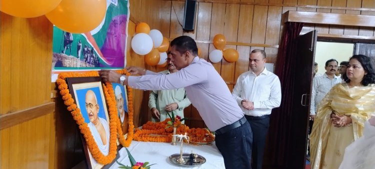 गांधी-शास्त्री जयंती पर मंडलायुक्त ने प्रतिमाओं पर अर्पित की पुष्पांजलि
