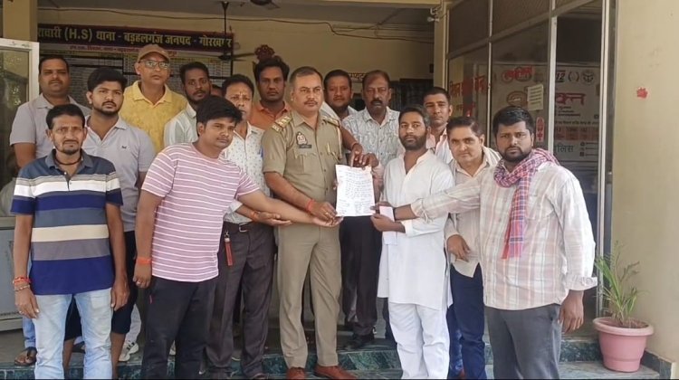 आपत्तिजनक गीत के विरोध में नाई समाज ने थाने में सौंपा ज्ञापन