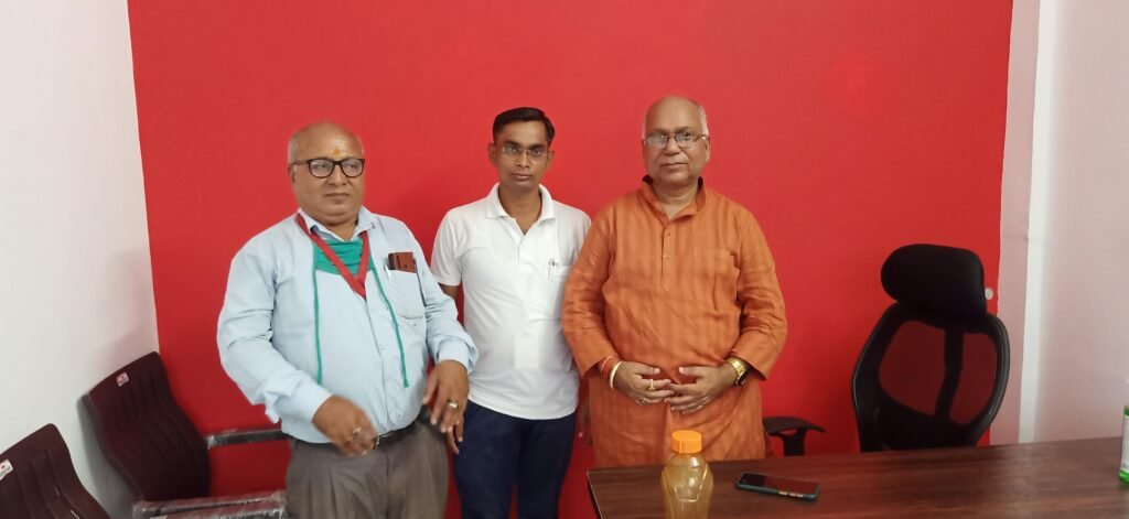 शिवसागर तिवारी,  भाजपा- प्रदेश कार्यकारिणी सदस्य,  संगठन- राष्ट्रिय संघ सेवक व बी.पी. मिश्र, वरिष्ठ पत्रकार, गोरखपुर के साथ मनोज कुमार सिंह